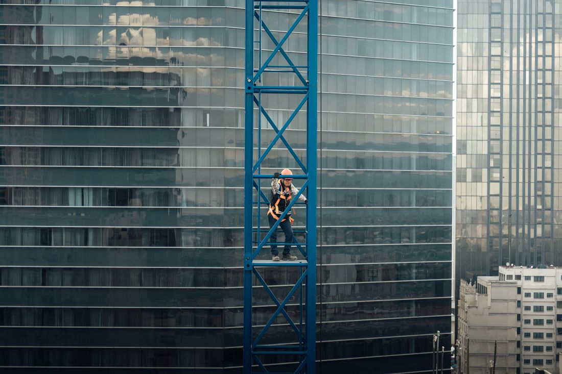 Profesional de construcción en una obra urbana